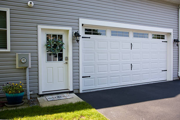 24/7 Emergency Garage Door Panel Replacement experts in Elfers, FL